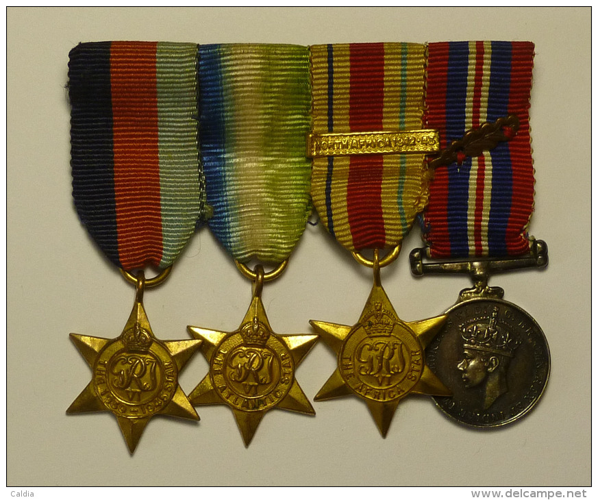 Grande-Bretagne Great Britain Lot Of 4 Medals + Miniatures : ATLANTIC STAR / AFRICA STAR / 1939 - 1945 STAR /  WAR MEDAL - Groot-Brittannië