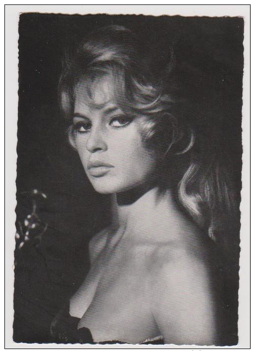 ORIGINAL POSTCARD    BRIGITTE BARDOT   GOOD    CONDITION - Entertainers