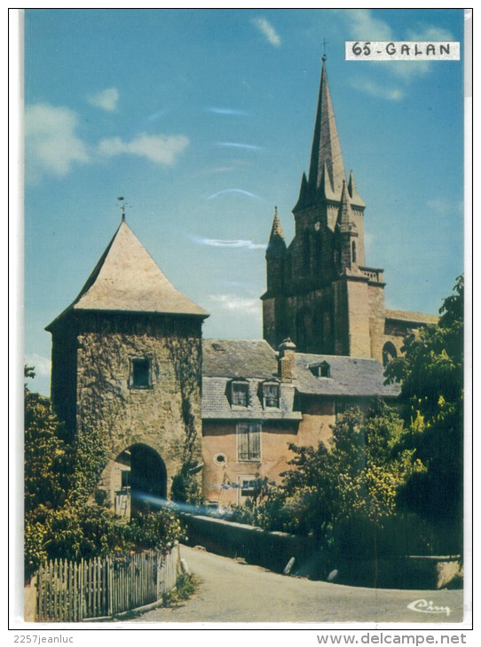 CPM Vue Sur  L´Eglise De Galan Et La Veille Porte - Galan