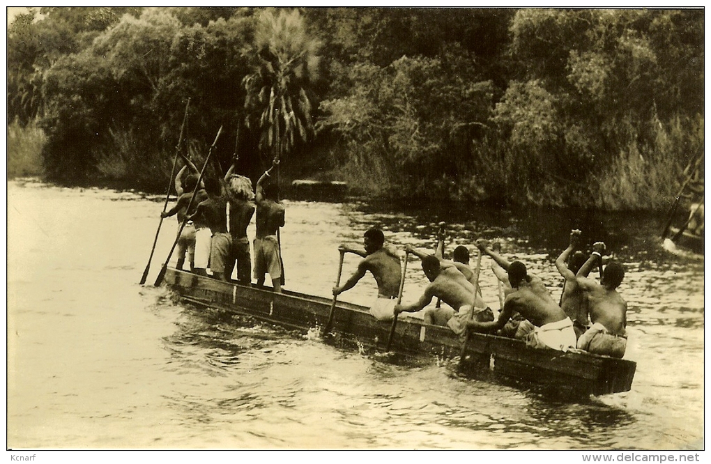 CP De A Native Canoe On The Zambezi River Above The Victoria Falls . - Zambie