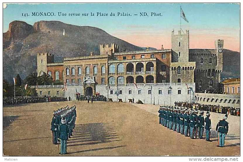 Monaco -ref B728- Monaco -une Revue Sur La Place Du Palais  - Carte Bon Etat - - Monte-Carlo