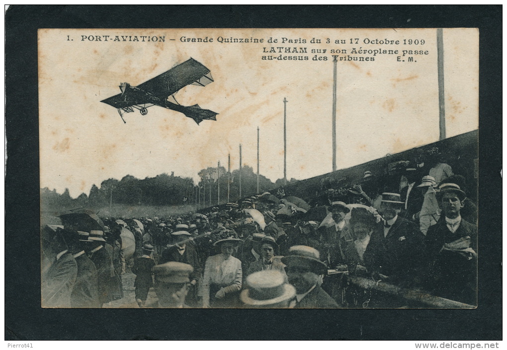PORT AVIATION - Grande Quinzaine De Paris Du 3 Au 17 Octobre 1909 - LATHAM Sur Son Aéroplane Passe Au Dessus Des Tribune - Demonstraties
