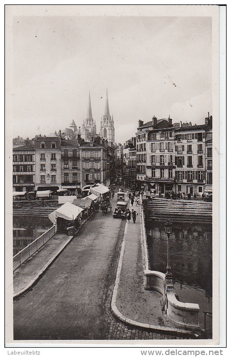 PAYS BASQUE - BAYONNE - Un Coin Du Marché  ( Voiture )  PRIX FIXE - Bayonne