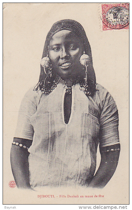 DJ7  --  DJIBOUTI  --  FILLE DANKALI EN TENUE DE FETE   --   GIRL  --  1907 - Dschibuti