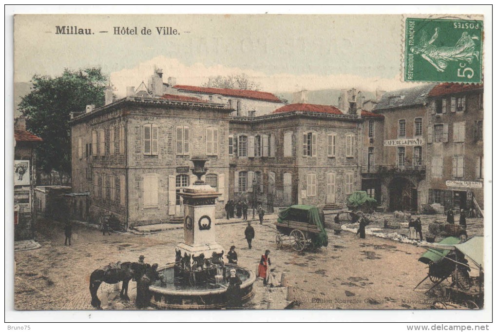 12 - MILLAU - Hôtel De Ville - (Marché) - Millau