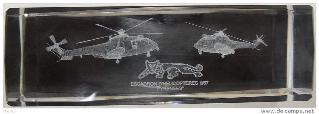 Magnifique Plexi-glace Escadron D'helicopteres 1/67 "pyrénées" Base Lacanau Inclusion 15x4.8x4.8cms Aviation - Fliegerei
