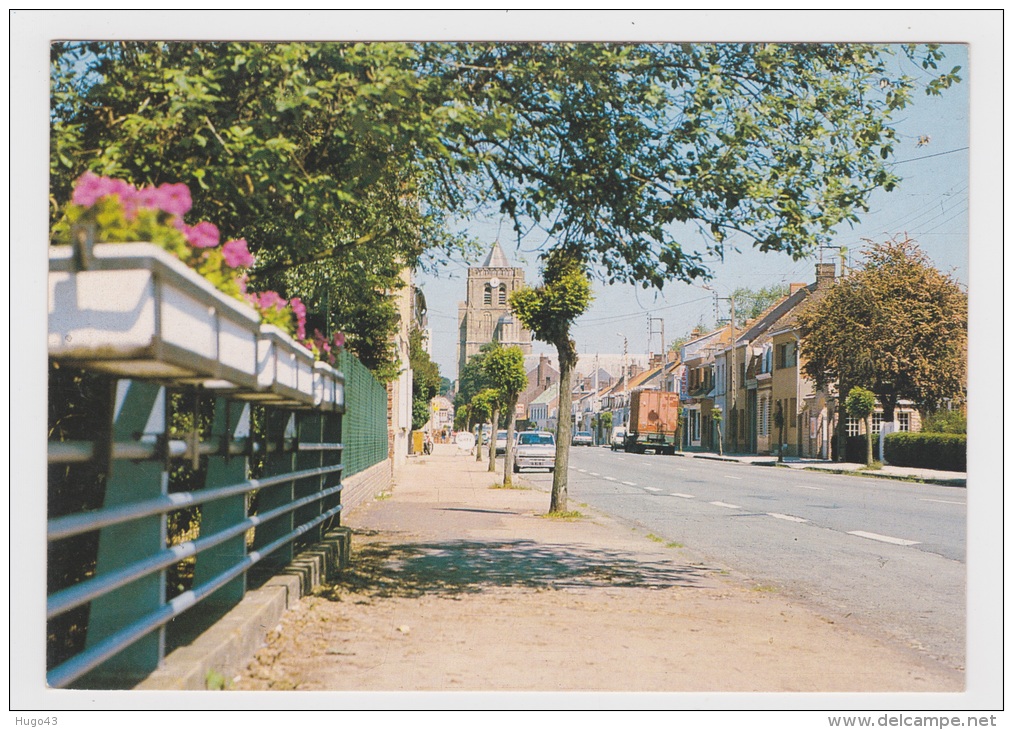 WORMHOUT - RUE DE CASSEL - CARTE NON VOYAGEE - Ed. COMBIER - Wormhout