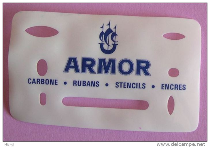 ARMOR CARBONES RUBANS STENCILS ENCRES - SECRETARIAT - FORME PLASTIFIEE - DIMENSIONS : 8,5 Cm X 5,1 Cm - Andere & Zonder Classificatie