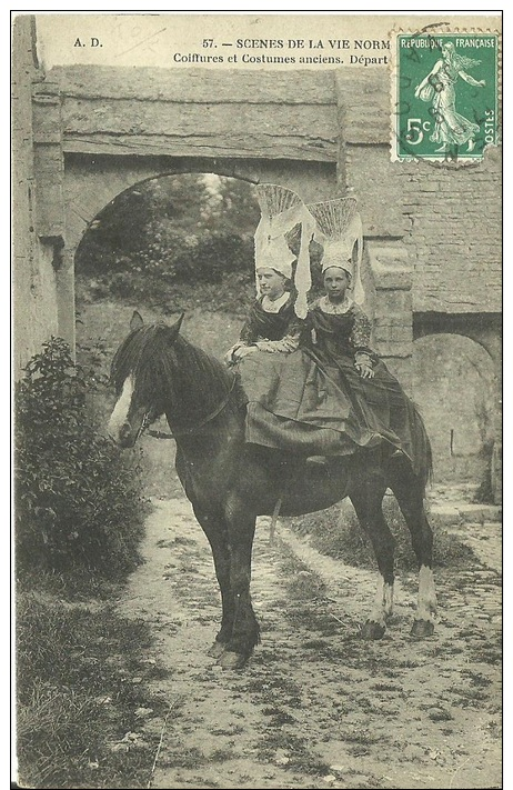 44 - Coiffures Et Costumes Anciens - Scènes De La Vie Normande - 1909 - (noir Et Blanc) - Basse-Normandie