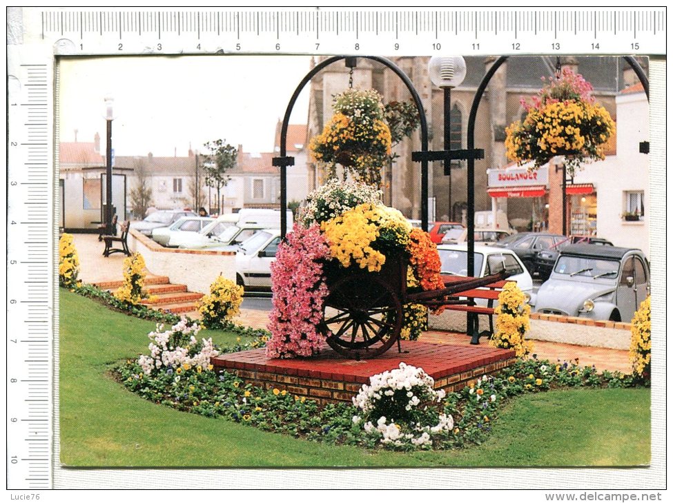 LA CHAPELLE BASSE MER -  La Place De L Eglise Fleurie -  Véhicules Anciens : 2 CV, Etc.... - La Chapelle Basse-Mer