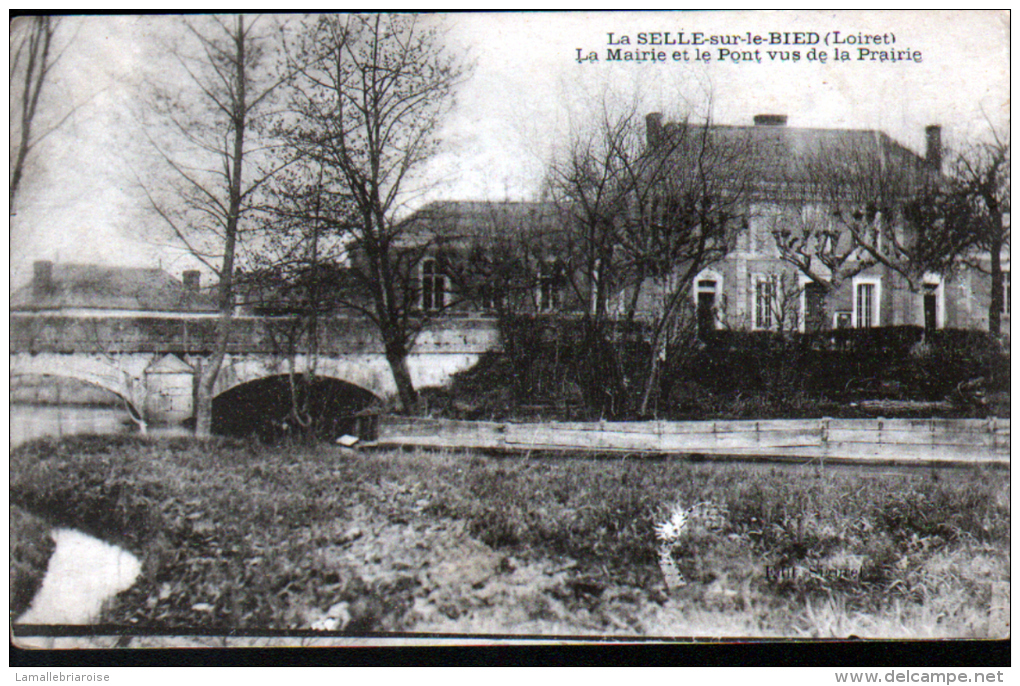 45 - LA SELLE SUR LE BIED - LA MAIRIE ET LE PONT VUS DE LA PRAIRIE - Autres & Non Classés