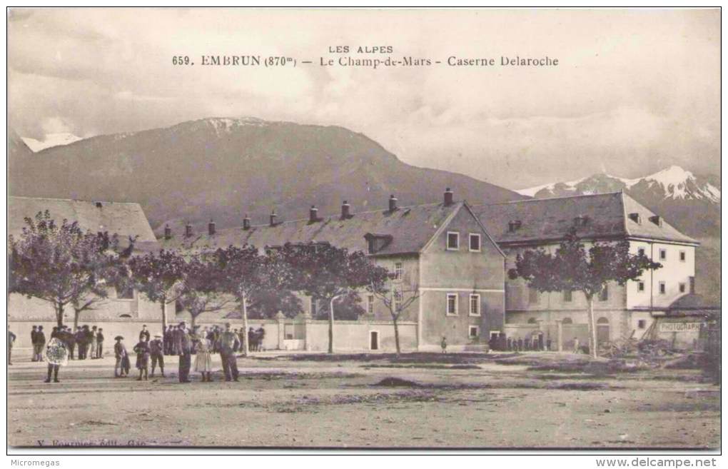 EMBRUN - Le Champ-de-Mars - Caserne Delaroche - Embrun