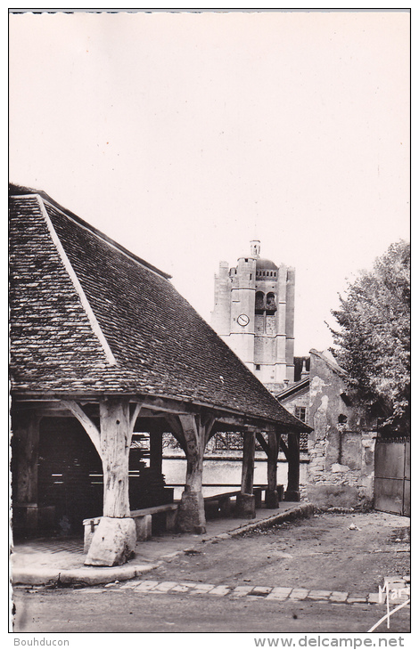 Seignelay - (lot  De 3 Cartes ) - La Halle Et L´ Eglise - La Place De L´ Eglise - Un Coin Pittoresque (agrafe) - Altri & Non Classificati