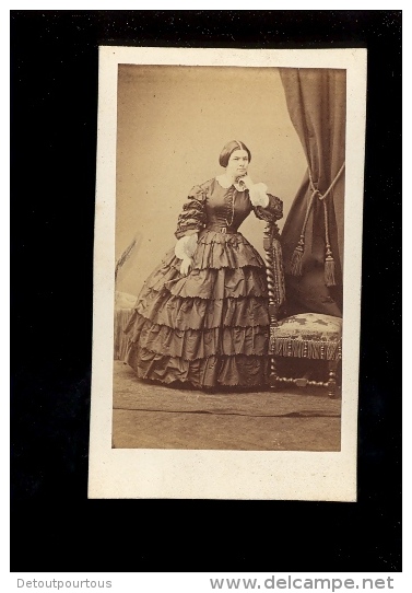 Photographie CDV : X2 Femme En Robe Dress Victorine VACHON ( Pas D'indication De Photographe Au Dos) - Antiche (ante 1900)