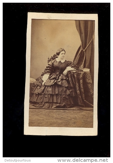 Photographie CDV : X2 Femme En Robe Dress Victorine VACHON ( Pas D'indication De Photographe Au Dos) - Antiche (ante 1900)