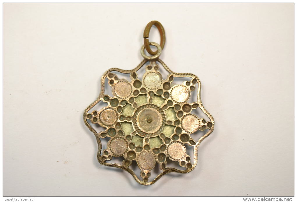 Ancien Bijou / Pendentif Début 20eme Siècle. Tour Eiffel. Métal Argenté, Nacre - Hangers