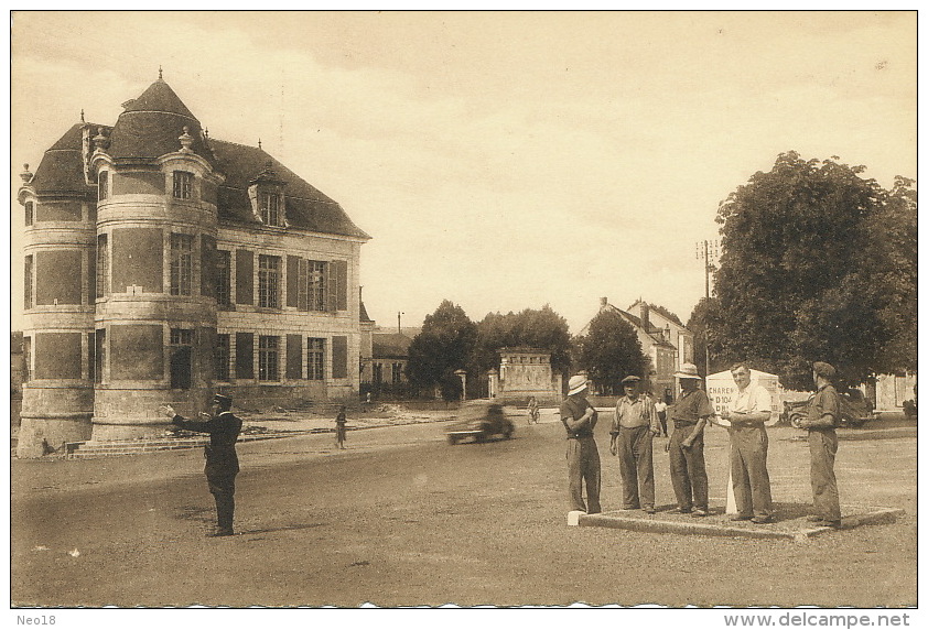 Courson Les Carrieres Cour Du Chateau. Coll. Chocat Cliché Pronho Borne Michelin - Courson-les-Carrières