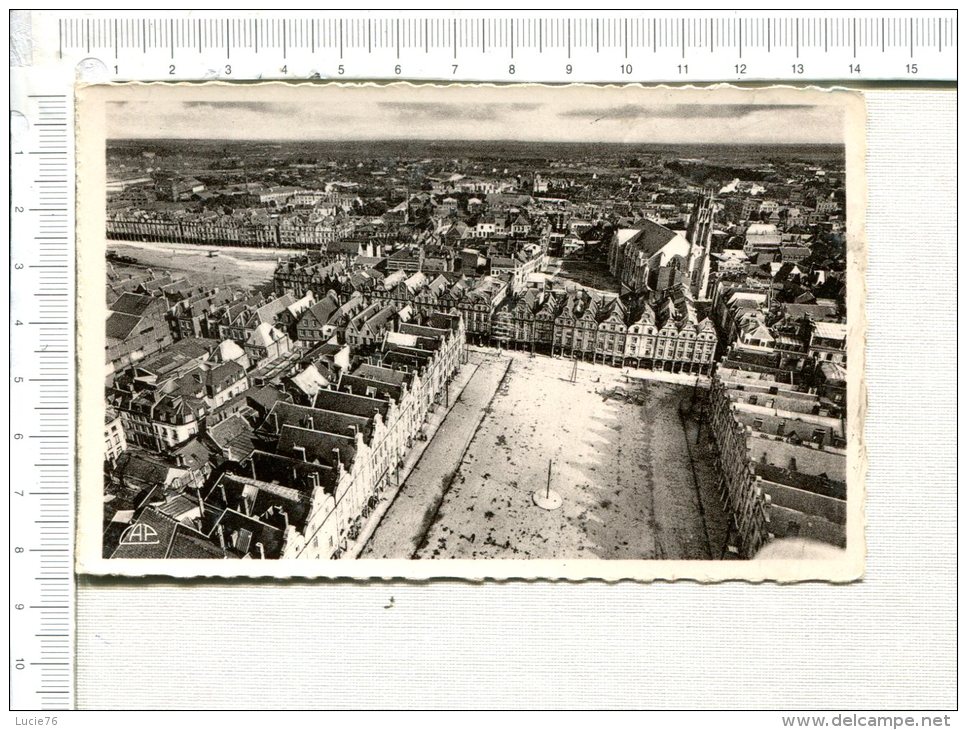 ARRAS - La Petite Place Avec  Ses Maisons  Style Espagnole - Vue Panoramique - Arras