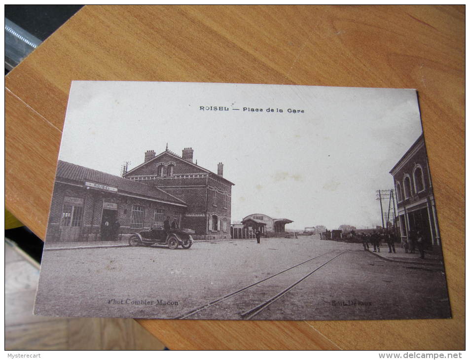 CPA Z  80 ROISEL PLACE DE LA GARE    ANIMEE    ANCIENNE  VOITURE - Roisel