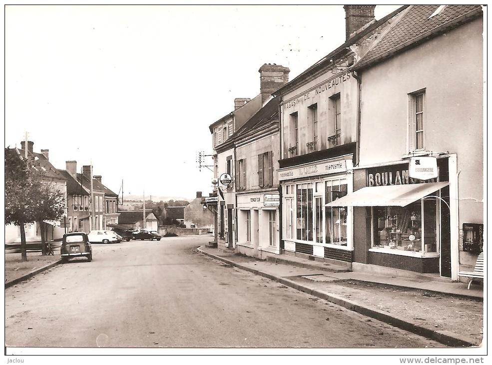 COURTOMER RUE PRINCIPALE ,BOULANGERIE,MERCERIE LAILLE,CITROEN DS,R4,CAFE JOURNAUX,A VOIR !! REF 33521 - Courtomer