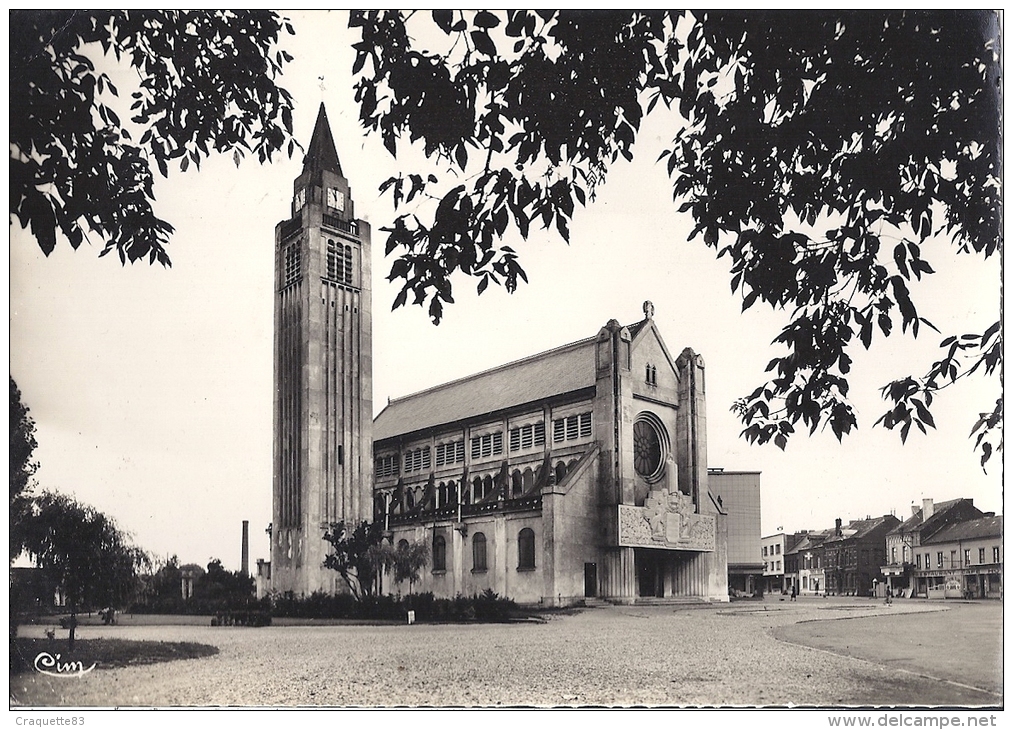 HIRSON   L'EGLISE STE-THERESE    Dans Le Fond Rue Animée! Commerces !  CPSM - Hirson