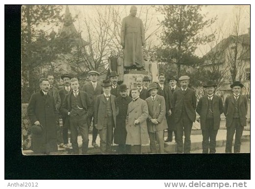 Bad Wörishofen Gruppe Von Männern Kinder Hintergrund Vor Denkmal 15.3.1914 - Bad Woerishofen