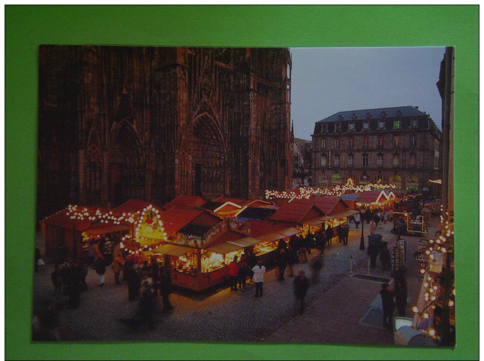 STRASBOURG LE MARCHE DE NOEL SUR LE PARVIS DE LA CATHEDRALE - Strasbourg