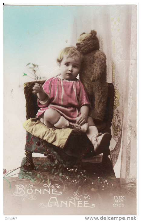 Carte Postale Fantaisie "Bonne Année"- Jeune FILLE En Robe Dans Fauteuil  Avec Son OURS En Peluche -JOUET- - Abbildungen