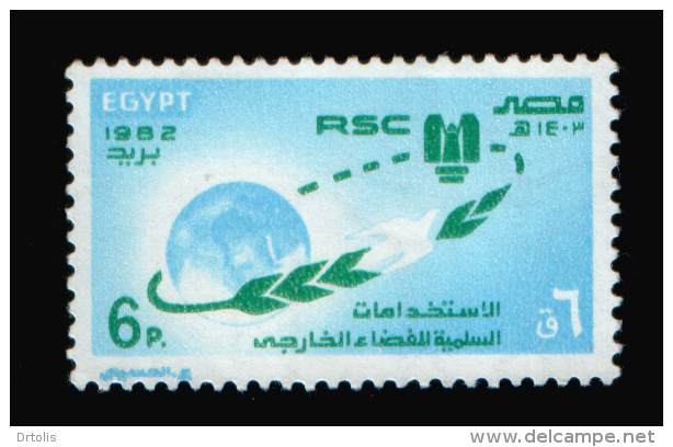 EGYPT / 1982 / UN'S DAY / EXPLORATION & PEACEFUL USES OF OUTER SPACE / OLIVE BRANCH / DOVE / GLOBE / MNH / VF - Neufs