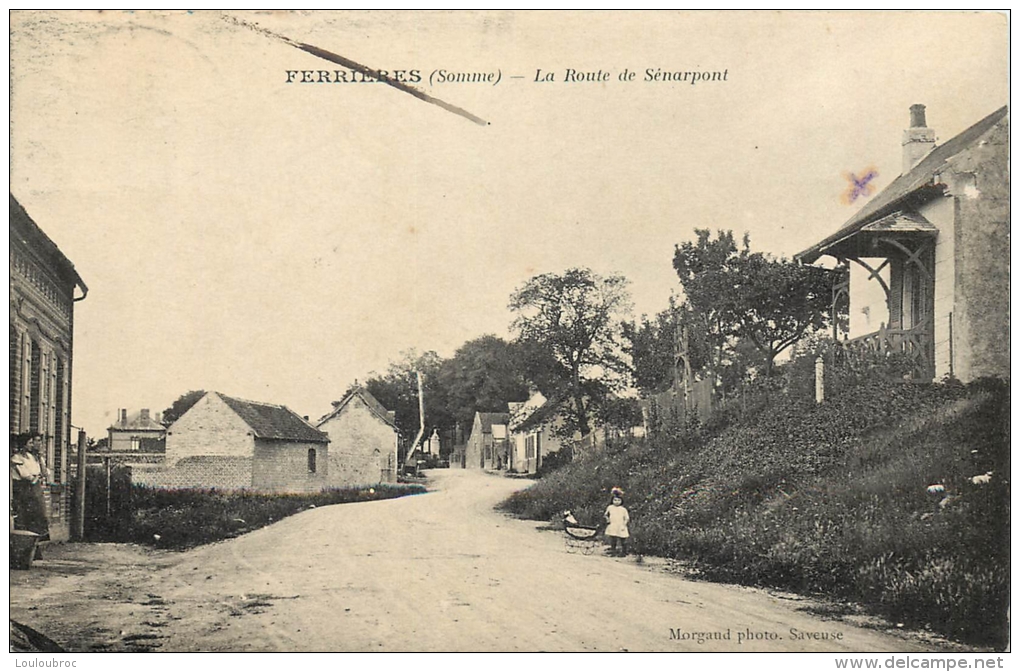 80 FERRIERES LA ROUTE DE SENARPONT RARE PETITE FILLE AVEC LANDAU - Autres & Non Classés