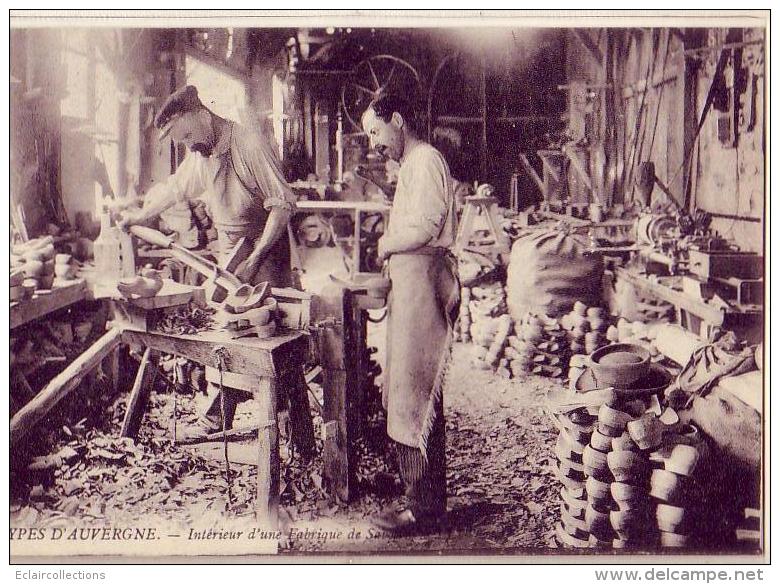 Types D'Auvergne    15 Ou 63  Intérieur D'une Fabrique De Sabots - Auvergne