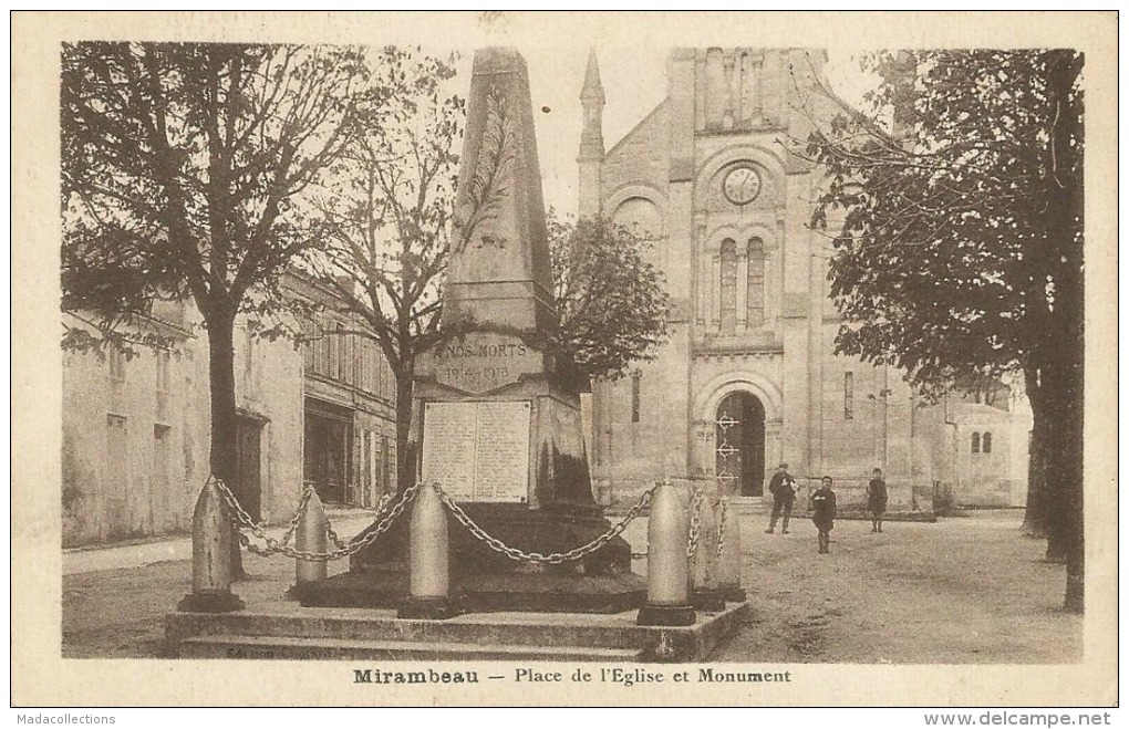 Mirambeau (17) Place De L´église Et Monument - Mirambeau