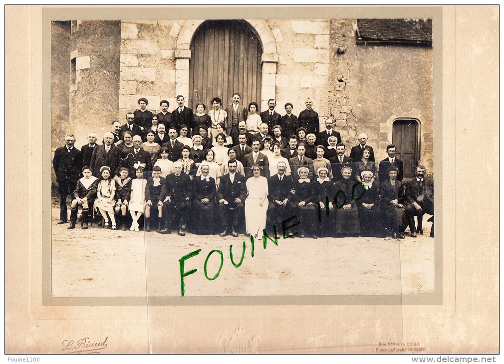 RARE lot de 8 photos ( photo ) de mariage devant l´ église de boulleret 18 cher