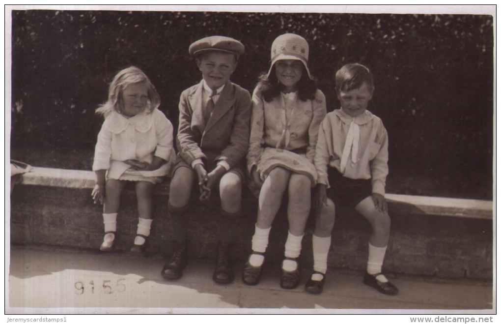 Old Postcard : Untitled Showing Four Sweet Kiddies Sitting On A Wall @ Lowestoft , Two With Nice 1920's Hats + Ties! - Grupo De Niños Y Familias