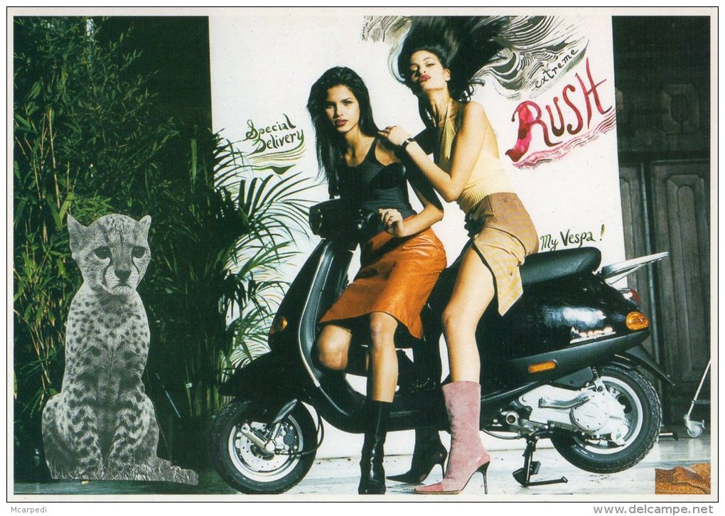 < Automobile Auto Voiture Car >> Vespa Scooter, Pin Up, Calendario Special Delivery 2002 - PKW