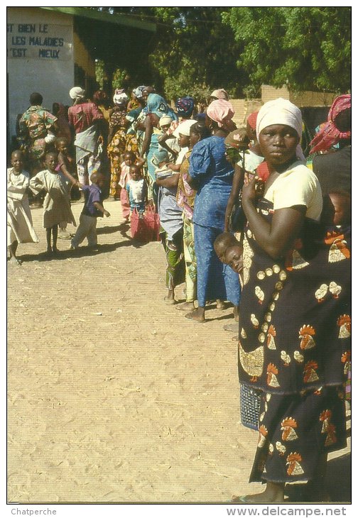 TCHAD  FEMMES ET ENFANTS DEVANT DISPENSAIRE VACCINATION A SARH 1988 SANTE PREVENTION - Tchad