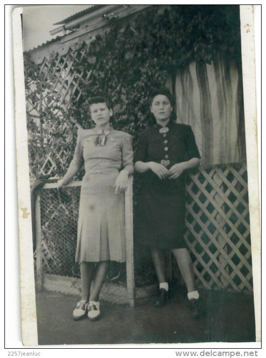 Carte Photo De 2 Jeune Femmes Vers 1940 - Silhouettes