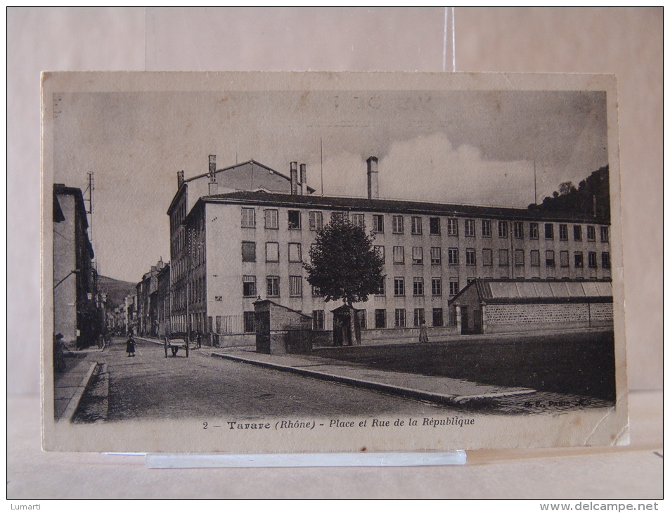 D 69. N°2 - TARARE ( Rhone ) - Place Et Rue De La République . - Tarare