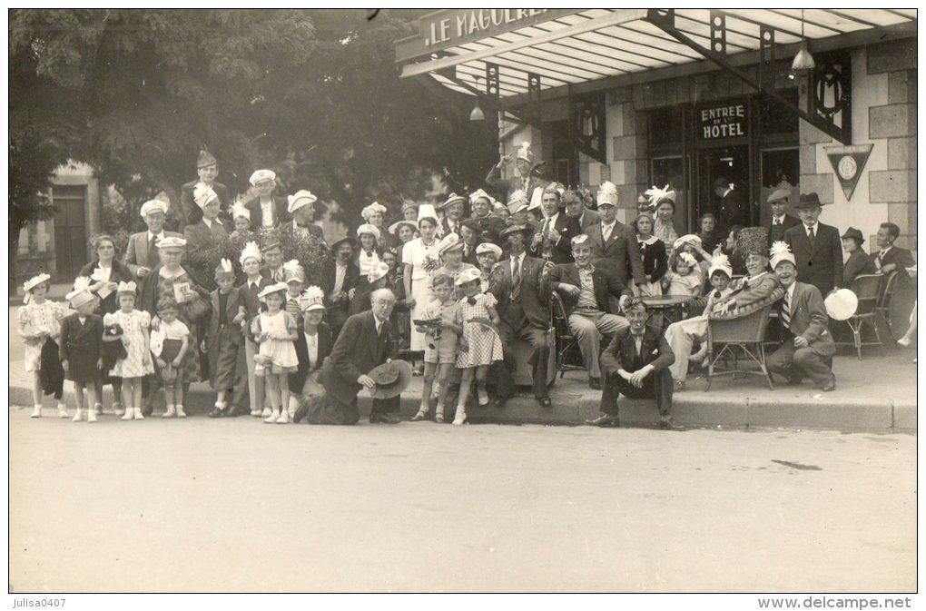 PONTIVY (56) Carte Photo Groupe Devant Un Hotel Place De La Gare Superbe Animation - Pontivy