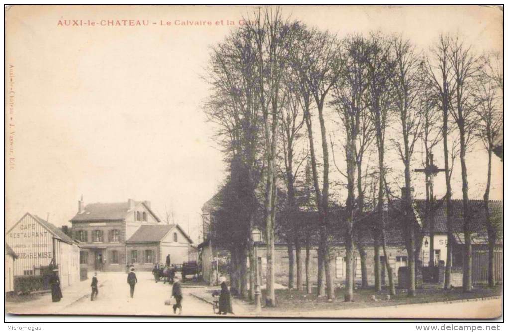AUXI-le-CHÂTEAU - Le Calvaire Et La Gare - Auxi Le Chateau