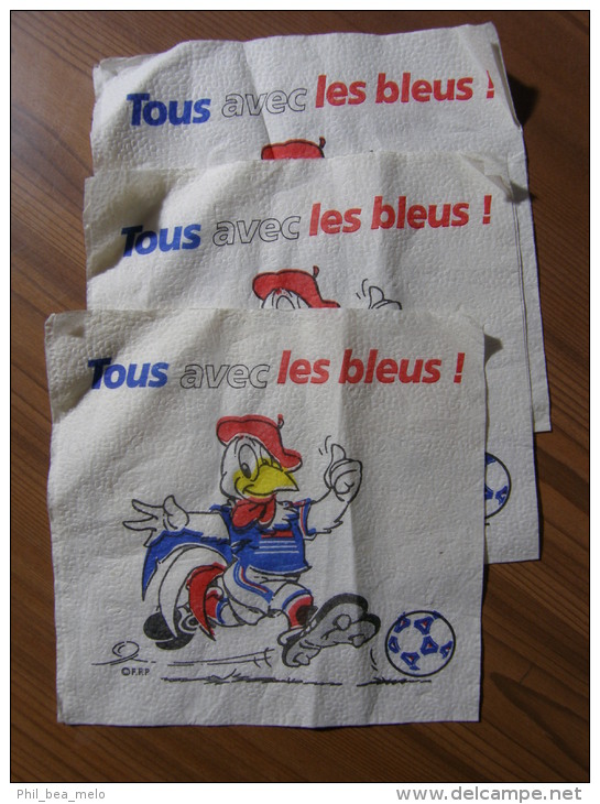 FOOT - SOUVENIR COUPE DU MONDE DE FOOTBALL  1998 - LOT 3 SERVIETTES PAPIER - BON ETAT - Habillement, Souvenirs & Autres