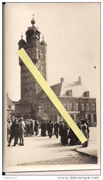 Bergues Nord Soldats Et Habitants Devant Le Beffroi Photo Francaise  WWI Ww1 14-18 1.wk 1914-1918 Poilus - Guerra, Militari