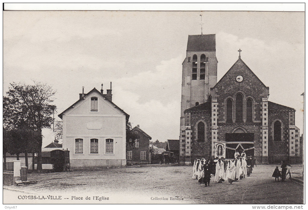 COMBS-LA-VILLE (Seine Et Marne)  Procession Religieuse  - VOIR 2 SCANS - - Combs La Ville