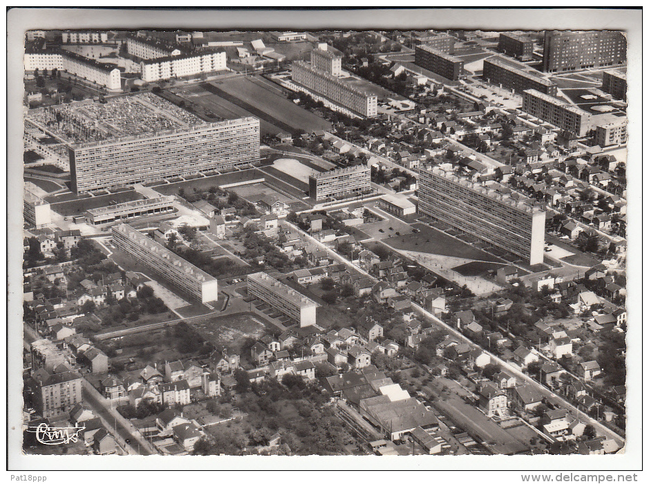 BONDY 93  - Vue Générale Et Les H.L.M. HLM (2 Sur 2) CPSM Dentelée Noir Et Blanc GF - RARE ? N° 221-43 - Seine St Denis - Bondy