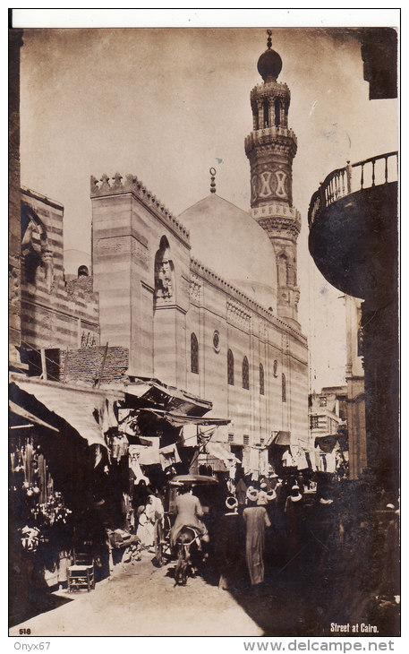 Carte Postale Photo Du CAIRE-CAIRO (Egypte)   Street  - Rue Avec Minaret-Mosquée-Religion -   VOIR 2 SCANS - - Le Caire