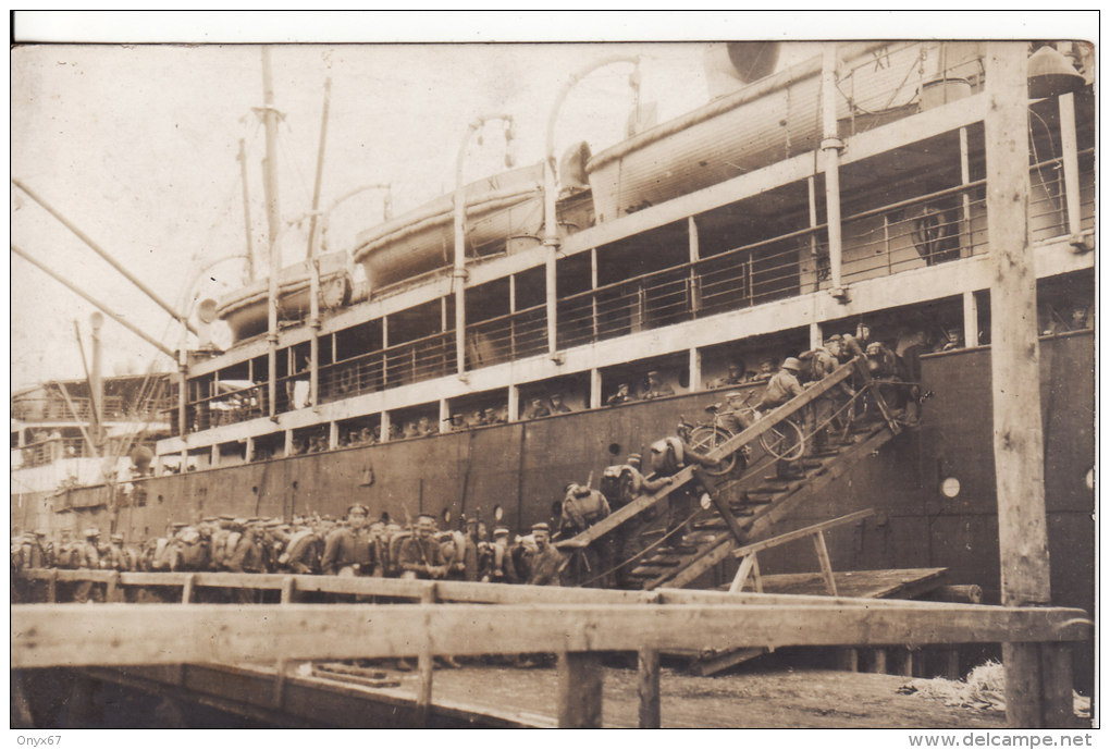 Carte Postale Photo Militaire Allemand BATEAU MILITAIRE -Embarquement Troupe Allemande  -N°4- A SITUER A LOCALISER- - Guerra