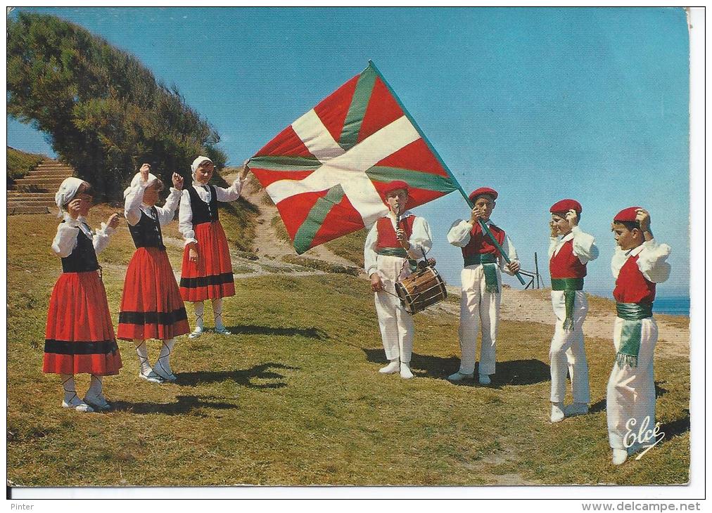 BIARRITZ - Groupe Basque "CHELITZTARRAK" Fandango Et Drapeau Basque - Biarritz