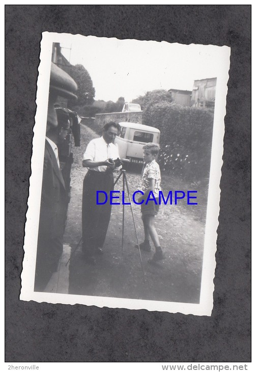 Photo Ancienne - Photographe Installant Son Appareil Photo Avant La Prise De Vue - 1957 - RARE - Macchine Fotografiche