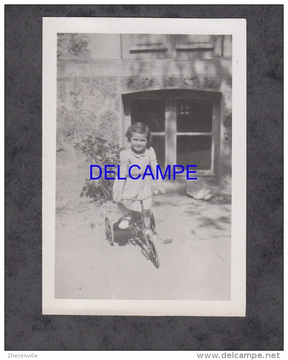 Photo Ancienne - Jeune Fille Sur Son Tricycle - Années 40 - Cyclisme