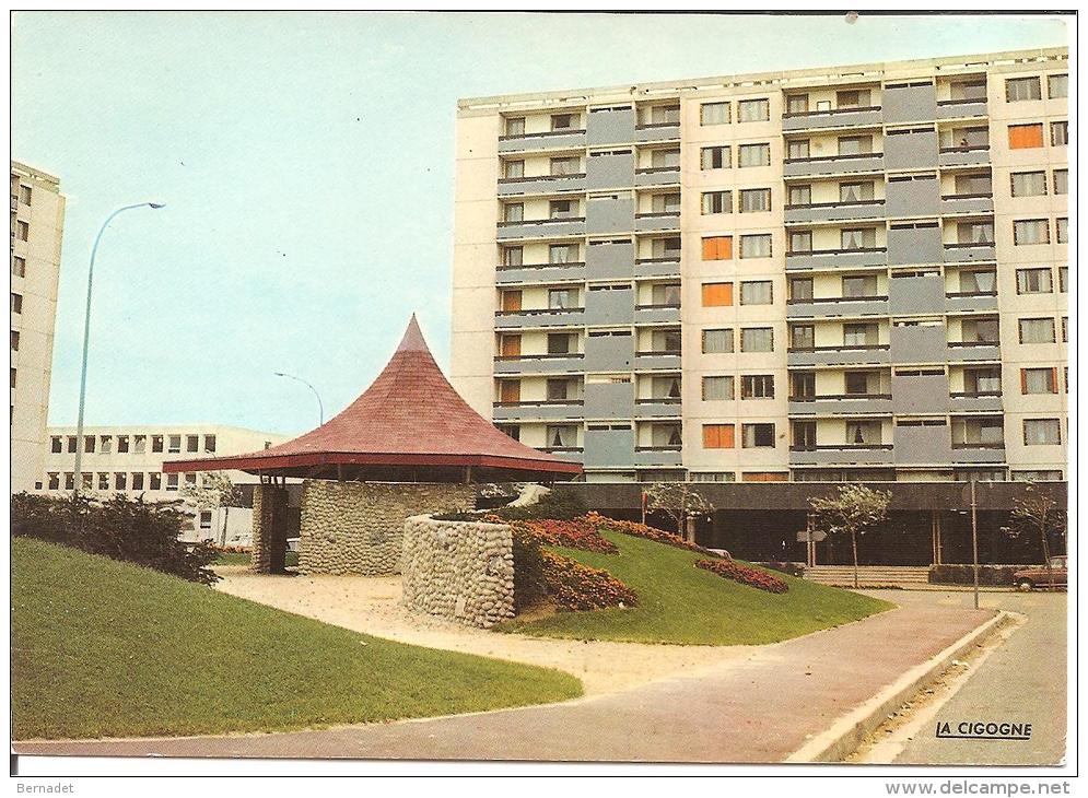 NEUVILLE LES DIEPPE .. PLACE HENRY DUNANT .. IMM. JACQUES COEUR - Autres & Non Classés